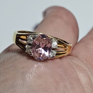 Vtg Gold Tone Oval Pink Rhinestone With Clear Rhinestone Accents Ring Size 7.5